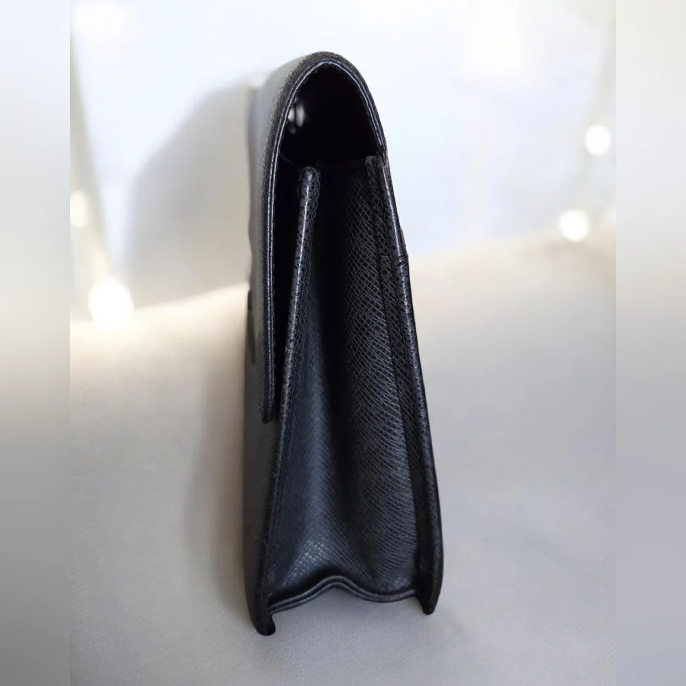 Authentic Louis Vuitton Taiga Selenga clutch
